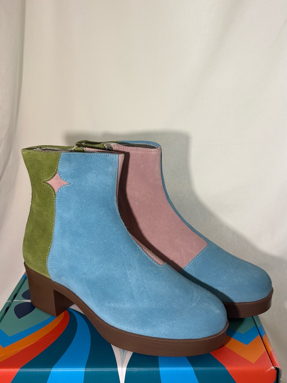 Lazo Luna Rose Quartz Pink Kyanite Blue Green Boots Size 9.5 NIB Portugal